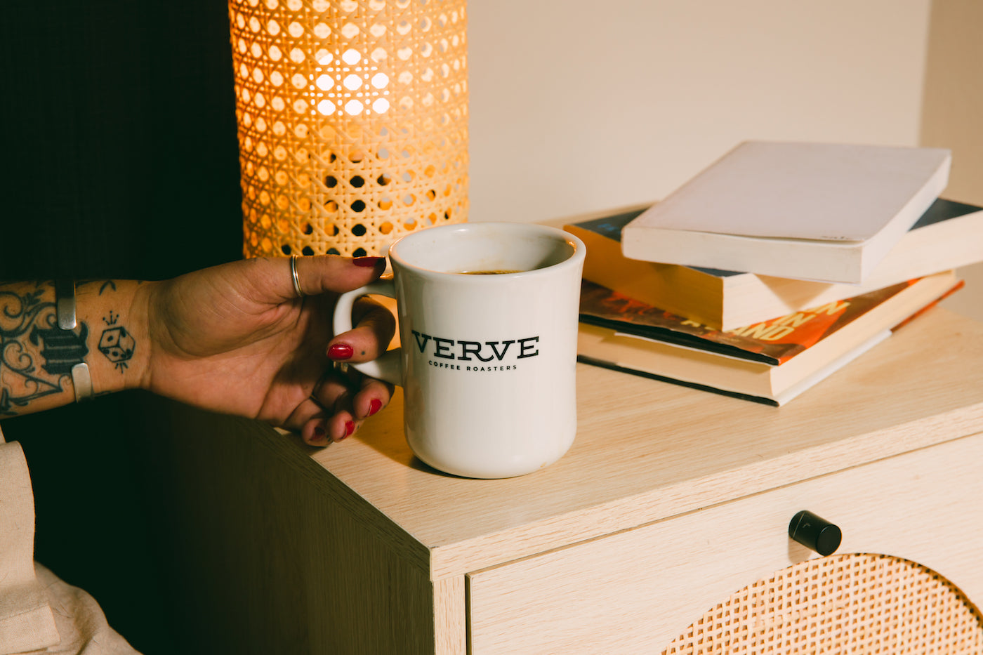Person holding a verve diner mug with Verve coffee